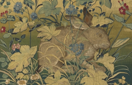 fragment arrasu, królik ukryty wśród roślin