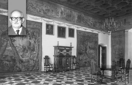 Czarno-białe zdjęcie wnętrza zamku, w lewym górnym rogu portret Jerzego Szablowskiego