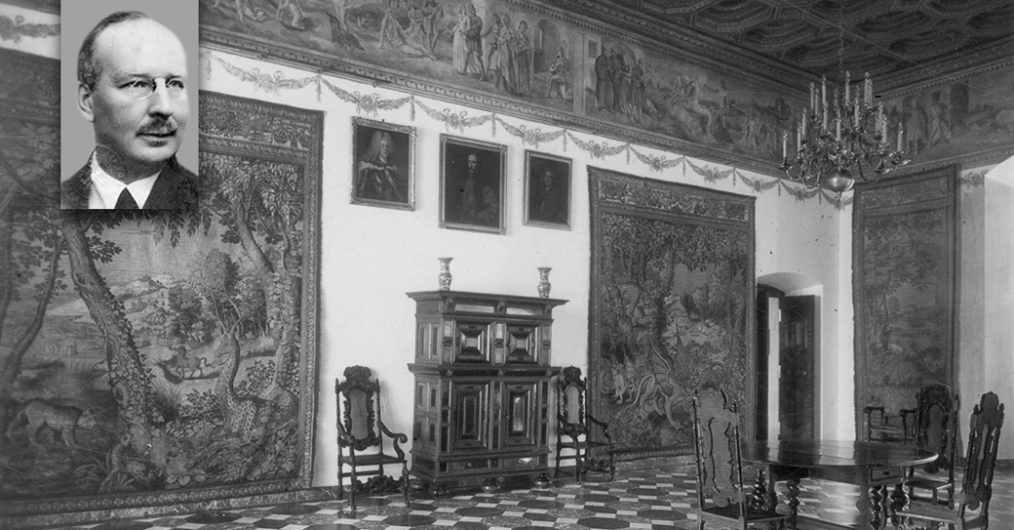 Czarno-białe zdjęcie wnętrza zamku, w lewym górnym rogu portret Stanisława Świerza-Zaleskiego