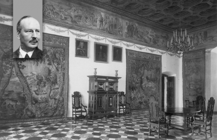 Czarno-białe zdjęcie wnętrza zamku, w lewym górnym rogu portret Stanisława Świerza-Zaleskiego