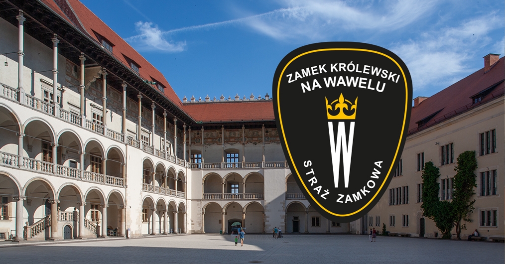 dziedziniec zamku otoczony krużgankami