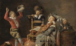 Muzykujące dzieci – w centrum siedzi chłopiec ze skrzypcami, za nim na krześle drugi gra na flecie. Po lewej stronie inny w tanecznej pozie, w ręce ma kapelusz, po prawej dziecko bawi się metalową wazą. Na podłodze różnego rodzaju przedmioty