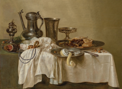 stół zakryty białą pofalowaną tkaniną; srebrne naczynia: dzban i puchar, patera, tace z resztkami jedzenia; otwarty dawny zegarek kopertowy