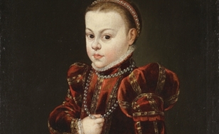 Dziecięcy portret królewny Izabeli Wazówny ubranej w bordową suknię ze złotymi dekoracjami. Dziewczynka trzyma w swojej lewej ręce białą chustkę, prawą zaś chwyta naszyjnik z pereł, zawieszony na jej szyi.