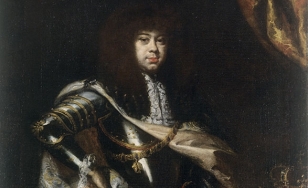 Portret króla Michała Korybuta Wiśniowieckiego stojącego przed stołem nakrytym tkaniną, ustawionym po prawej stronie obrazu. Ubrany w zbroję z narzuconą na nią szatą z dekoracyjnym wzorem, prawą rękę opiera na biodrze. Na stole złota korona