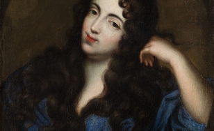 Portret kobiety z długimi, luźno rozpuszczonymi włosami opierającej się na swojej lewej ręce. Tło brązowe, nieokreślone.