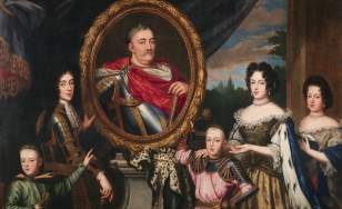 5-cio osobowa rodzina Jana III Sobieskiego pozująca przy portrecie króla. Obraz w owalnej ramie podtrzymywany przez dwóch synów władcy. Po prawej stronie królowa, za nią córka. W tle fragment pejzażu i ciemno-niebieska kotara ze złoconym zakończeniem.