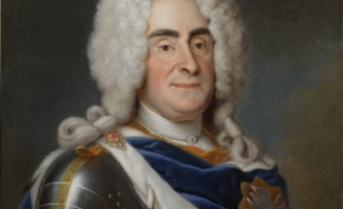 Półpostać króla Augusta II Wettina z białą peruką na głowie. Mężczyzna przedstawiony na szaro-niebieskim tle, ubrany jest w dekoracyjną zbroję ze złoconą dekoracją, na którą narzucono biało-niebieską szatę. Na piersi przypięty order.