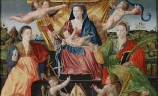 Obraz w złoconej, prostokątnej ramie. W górnej części tronująca Madonna z Dzieciątkiem na kolanach, złotą tkaninę podtrzymują dwa aniołki. Po bokach dwie siedzące kobiety, u ich stóp dwa aniołki. Poniżej na tronie biskup, obok stoją dwaj mężczyźni.