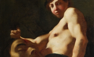 Półnagi Dawid przedstawiony z ukosa, trzymający w swojej prawej ręce głowę Goliata. Tło ciemnobrązowe.