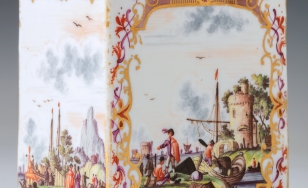 Herbatnica z około 1730-1735 roku, przypominająca formą prostopadłościan. Ozdobiona dekoracją malarską, na dłuższych bokach obramioną w dekoracyjną, nieregularną ramę.