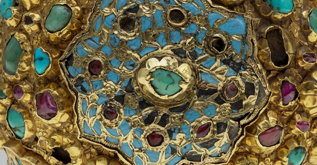 fragment buławy, bogato zdobionej złotem i szlachetnymi kamieniami