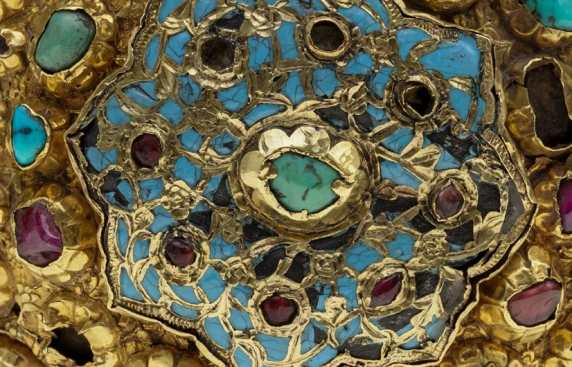 fragment buławy, bogato zdobionej złotem i szlachetnymi kamieniami