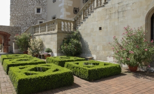 Widok zewnętrzny, rabaty z roślinami w ogrodzie wawelskim, w tle ściana zamku