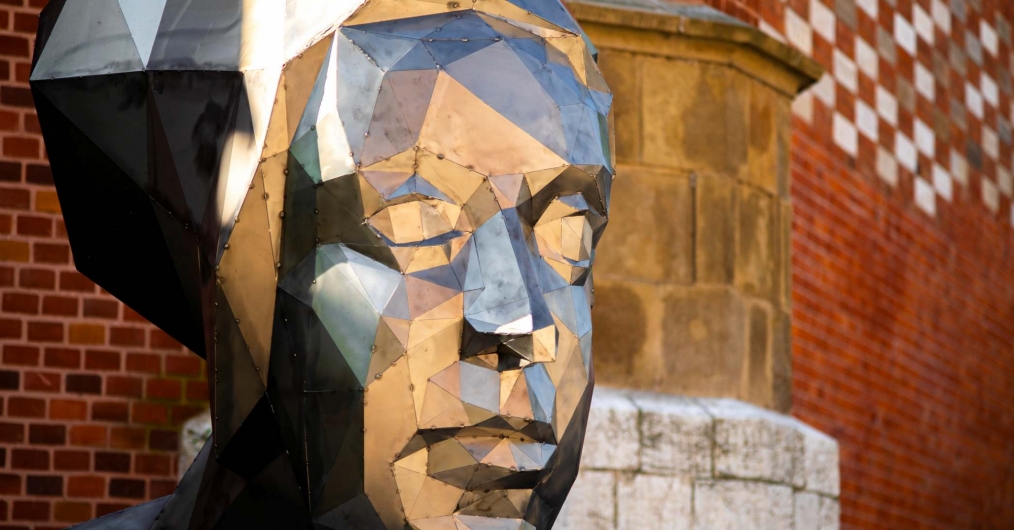współczesna rzeźba ze stali przedstawiająca głowę kobiecą