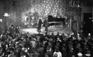 Koncert Małcużyńskiego, sala w zamku, na scenie fortepian i pianista, na krzesłach siedzą słuchacze