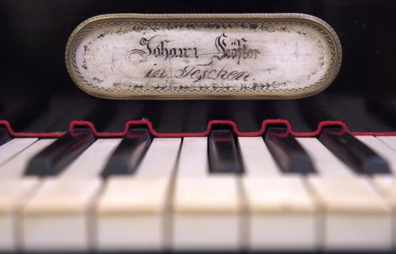 Z wizytą w pracowni Konserwacji Mebli Zabytkowych - film o konserwacji pionowego fortepianu
