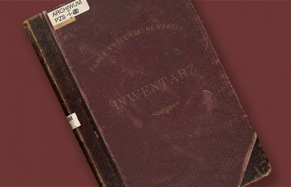 okładka starej książki, w bordowym kolorze, z boku klejona płótnem,