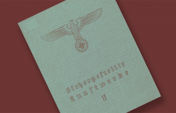 beżowa okładka pudła z napisem w języku niemieckim i hitlerowskim emblematem