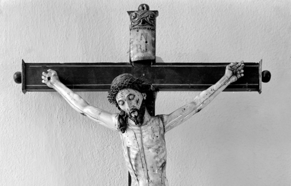 rzeźba drewniana z przedstawieniem ukrzyżowanego Chrystusa