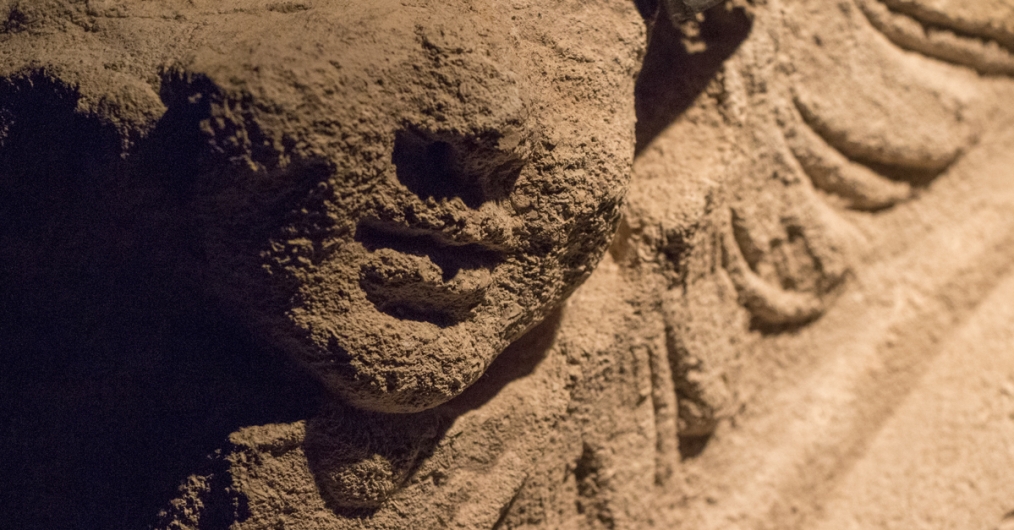 fragment kamiennej rzeźby przedstawiającej twarz aniołka