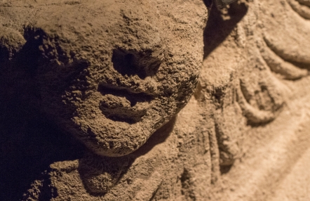 fragment kamiennej rzeźby przedstawiającej twarz aniołka