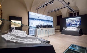 Wystawa Wawel Odzyskany, dwie makiety projektów przebudowy Zamku, rzeźba z grupą idących postaci