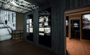 Wystawa Wawel Odzyskany, korytarz ze zdjęciami na ścianach