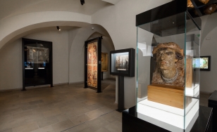 Wystawa Wawel Odzyskany, ekryany multimedialne i obiekt w gablocie