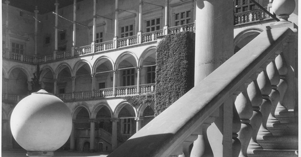 dziedziniec wawelski, po prawej stronie schody i ozdobna balustrada, w tle krużganki