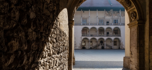 brama prowadząca ne dziedziniec arkadowy, w oddali widoczne renesansowe krużganki