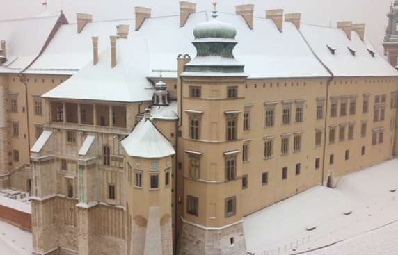 zimowe zdjęcie Wawelu, ściany zamku, pokryte śniegiem dachy