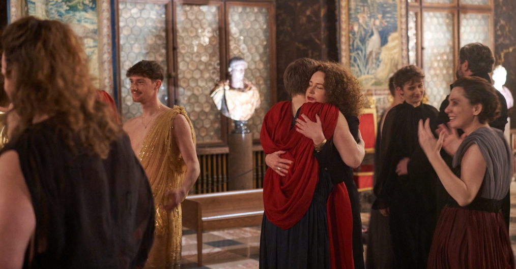 scena ze spektaklu "Na kolana panie Wyspiański", aktorzy we wnętrzach wawelskiego zamku, ubrani w kostiumy nawiązujące do treści spektaklu