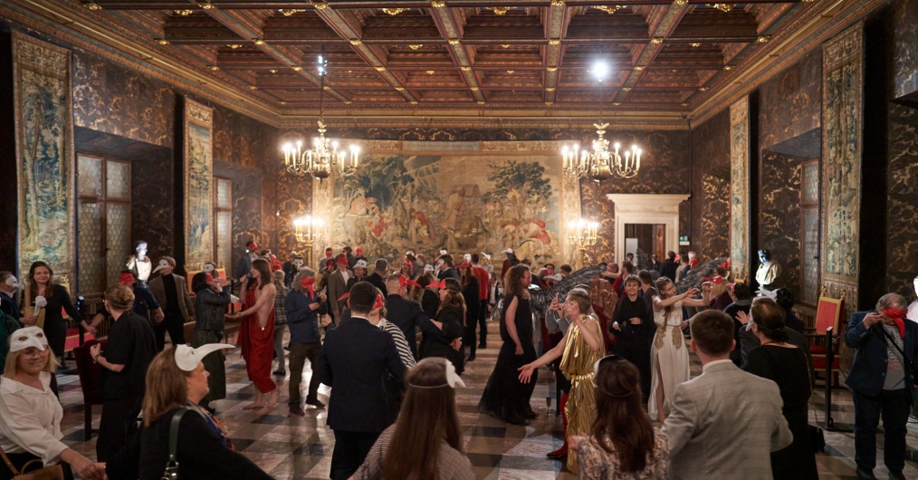 scena ze spektaklu "Na kolana panie Wyspiański", aktorzy we wnętrzach wawelskiego zamku, ubrani w kostiumy nawiązujące do treści spektaklu