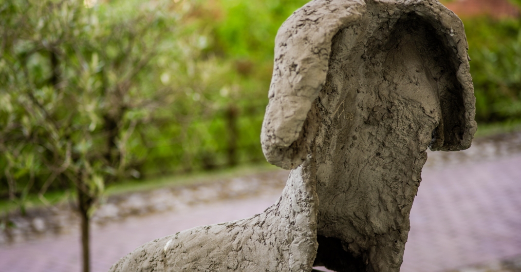 fragment rzeźby przedstawiającej siedzącą postać