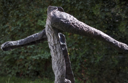 fragment rzeźby przedstawiającej idacą postać