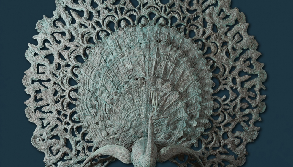 fragment rzeźby przedstawiającej pawia z rozłożonym ogonem