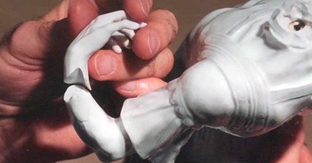 ręka konserwatora przy pracy - rekonstrukcja rzeźby porcelanowej