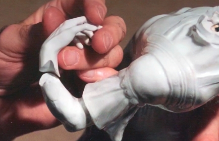 ręka konserwatora przy pracy - rekonstrukcja rzeźby porcelanowej