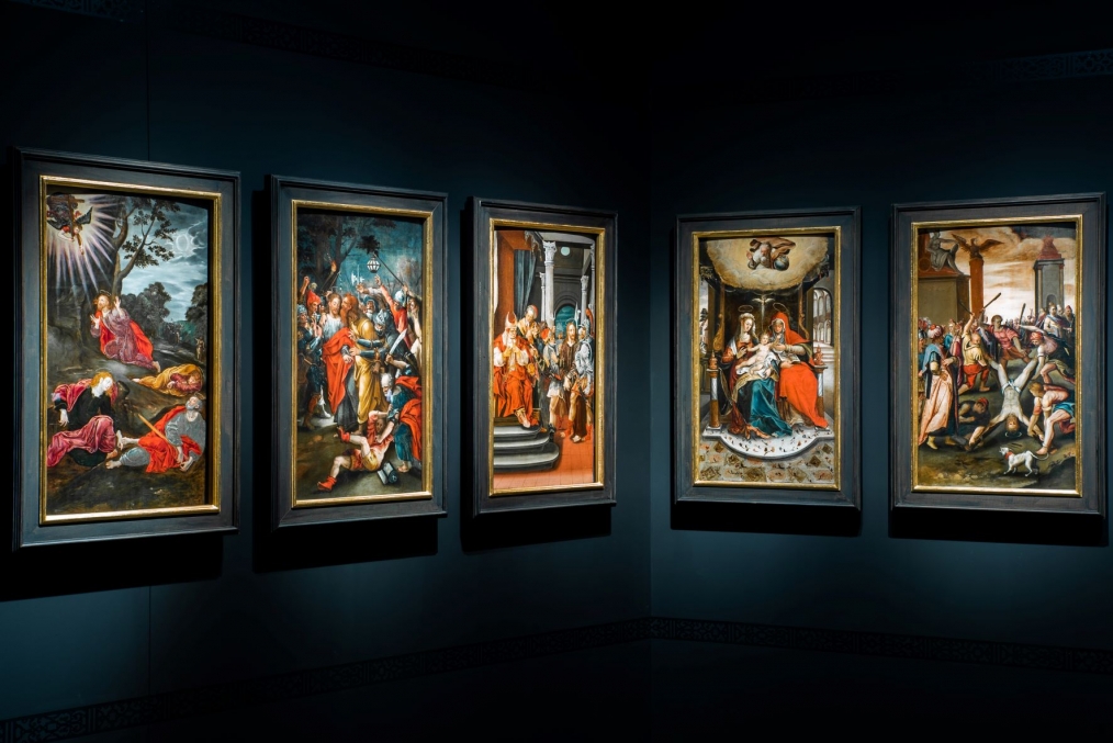 na ciemnoniebieskiej ścianie wisi pięć obrazów o tematyce religijnej