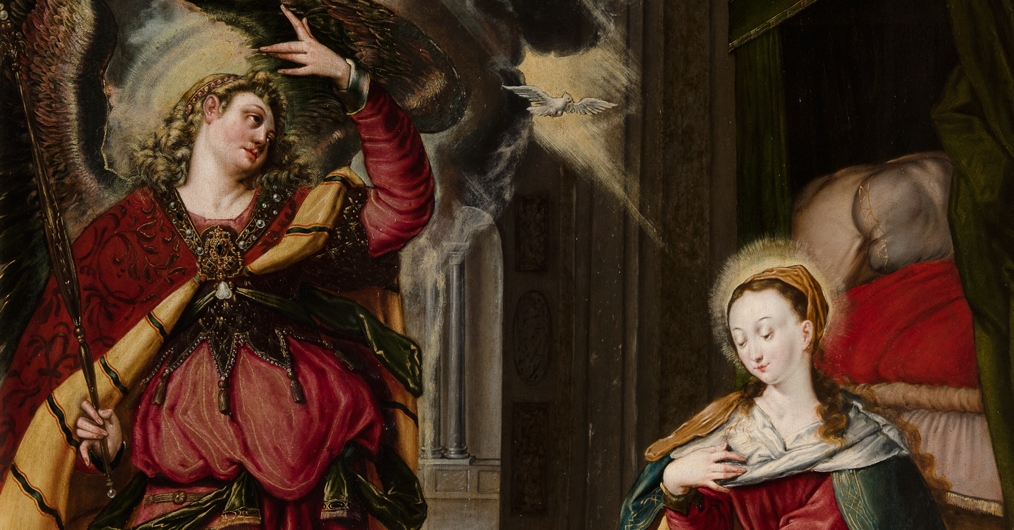 fragment obrazu, po lewej anioł w bogato zdobionej czerwonej szacie, lewa ręka uniesiona do góry, po prawej Maria z ręką na pierci, między nimi gołąbek, w tle wnętrze jakiegoś pomieszczenia