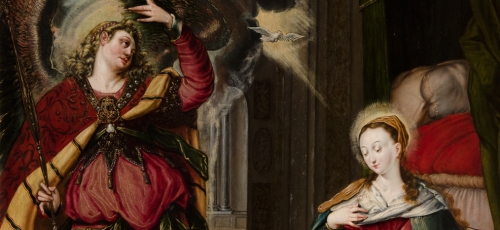 obraz, po lewej anioł w bogato zdobionej czerwonej szacie, lewa ręka uniesiona do góry, po prawej Maria z ręką na piersi, między nimi gołąbek, w tle wnętrze jakiegoś pomieszczenia