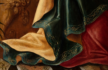 fragment obrazu, fragment udrapowanej zielonej szaty ze złocistym spodem, w tle czerwona tkaniana