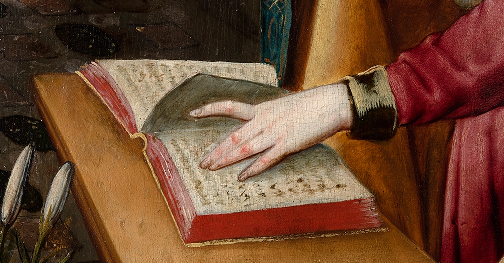 obraz, otwarta stara księga, na kartkach oparta dłoń przewracająca strony
