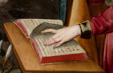 obraz, otwarta stara księga, na kartkach oparta dłoń przewracająca strony