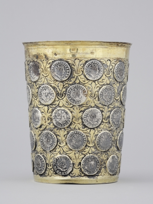 srebrny barokowy kubek zdobiony złotymi monetami