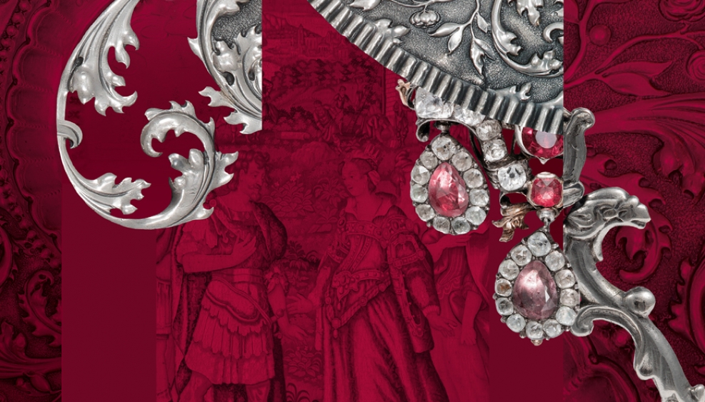 infografika: fragmenty arrasu - scena z dwoma postaciami, srebrny ornament z liściem, fragment biżuterii - kamienie szlachetne oprawione w srebro