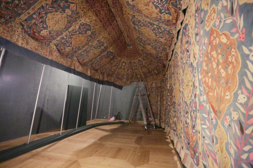 ściany namiotu tureckiego zdobionego wschodnimi motywami roślinno-geometrycznymi