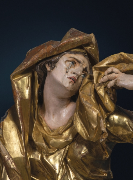 rzeźba przedstawia twarz płaczącej Matki Boskiej, ubranej w złoconą  szatę