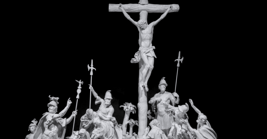 rzeźba z przedstawieniem ukrzyżowania Chrystusa, białe figury postaci zgromadzonych wokół krzyża